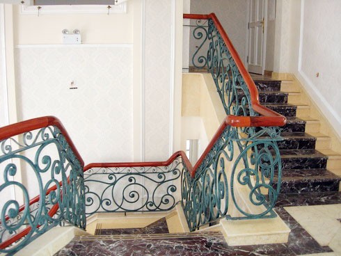 Lối lên lầu bằng thang bộ.